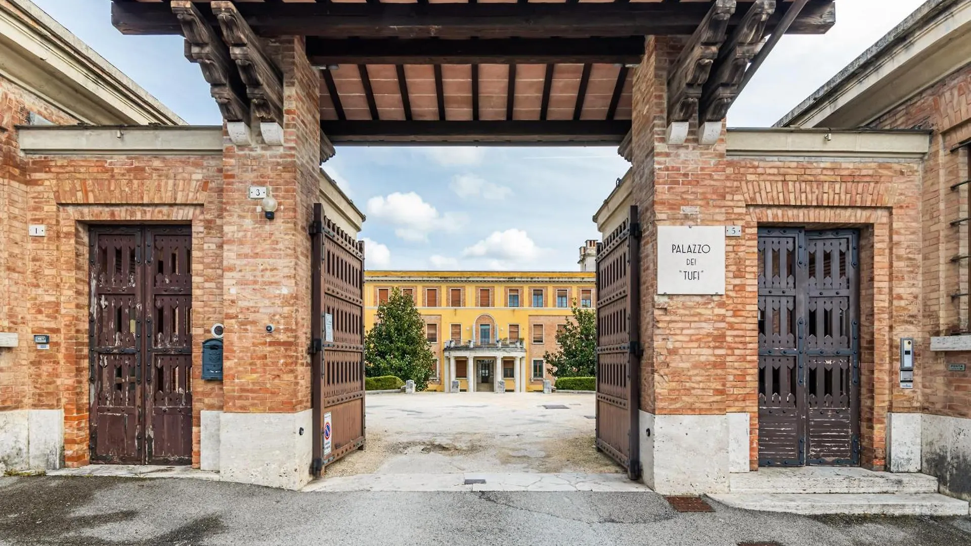 Porta Tufi Luxury Apartment With Private Parking! Siena