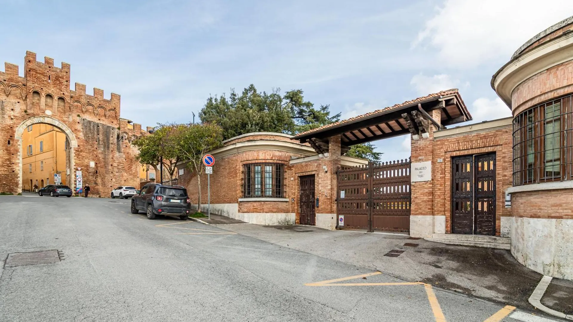 Porta Tufi Luxury Apartment With Private Parking! Siena